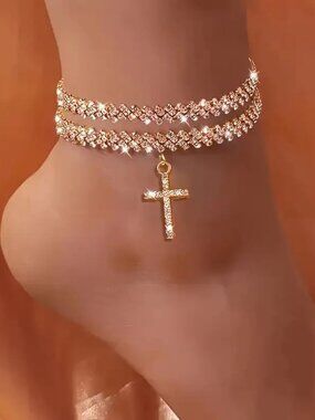 Fashionable crystal cross pendant necklace - a trendy element of shining diamond